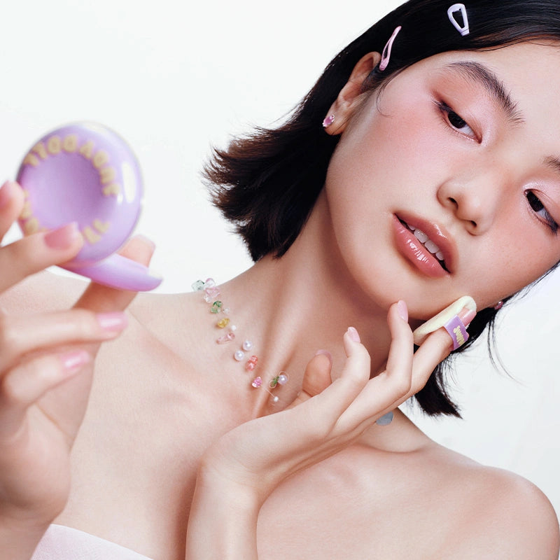 Model Wearing Judydoll Mini Donut Soft Matte Setting Powder
