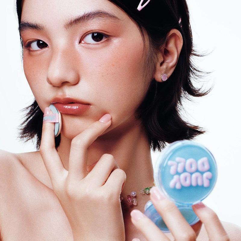 Model Wearing Judydoll Mini Pudding Oil-Control Cushion